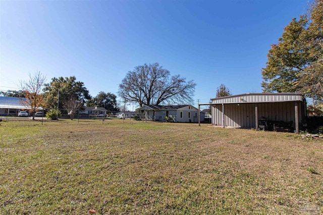 view of yard with an outbuilding