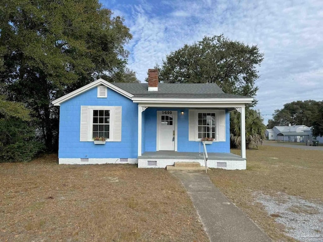 bungalow-style home featuring a front lawn and covered porch