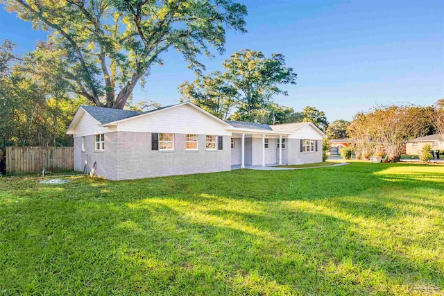 single story home with a front lawn