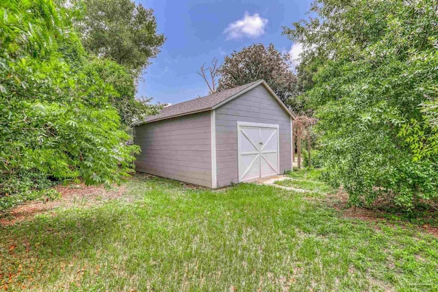 view of outdoor structure with a yard