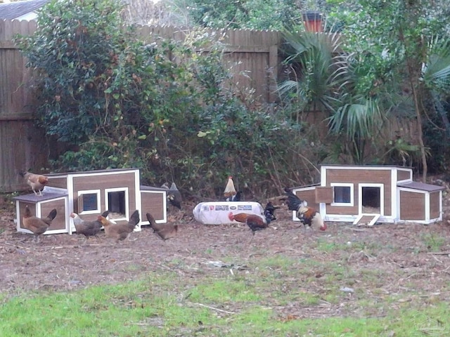 view of yard with an outdoor structure