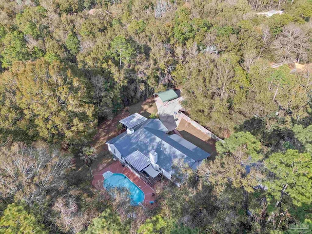 birds eye view of property featuring a forest view