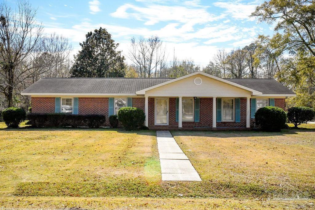 single story home featuring a front lawn