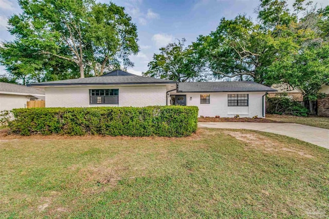 single story home featuring a front lawn