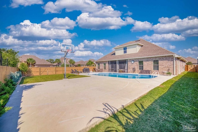 view of swimming pool featuring a yard