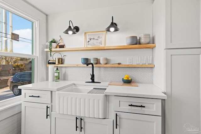 bar featuring decorative backsplash