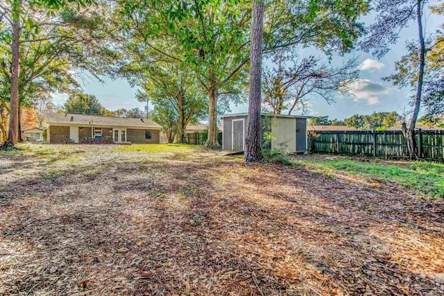 view of yard with a storage shed