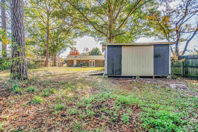 view of yard with a storage shed