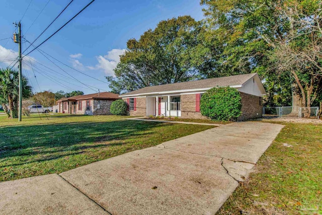 single story home featuring a front yard