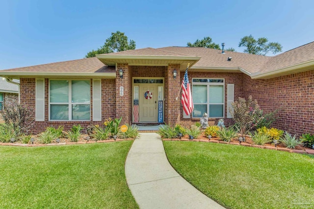 view of front of property featuring a front yard