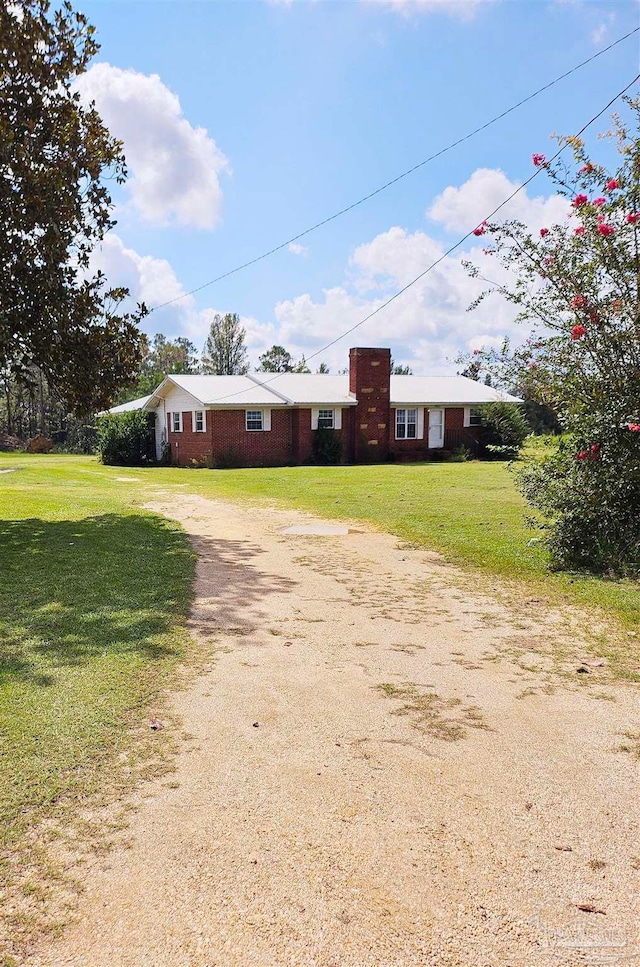 single story home featuring a front yard