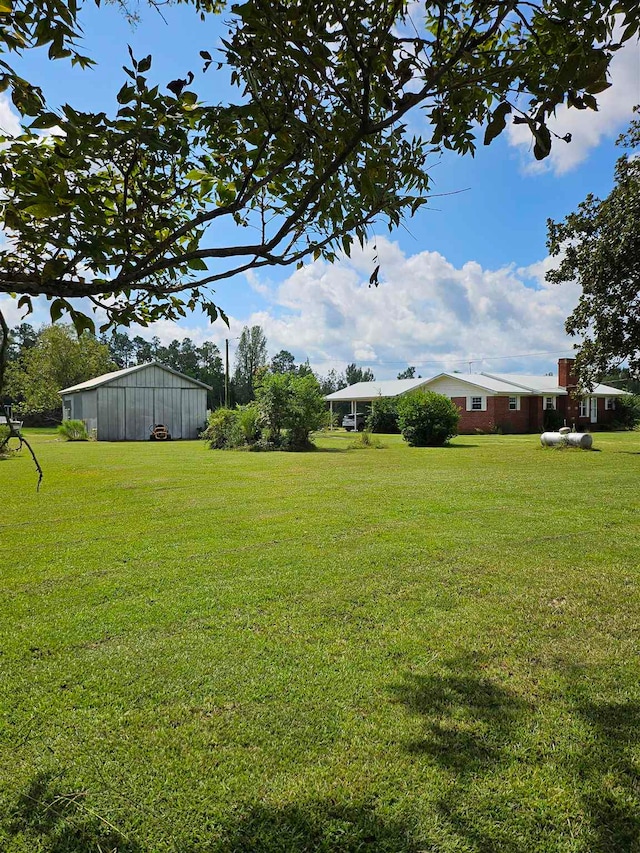 view of yard featuring an outdoor structure