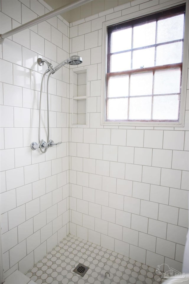 bathroom featuring tiled shower