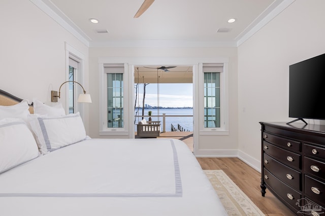 bedroom with access to exterior, crown molding, light hardwood / wood-style flooring, and ceiling fan