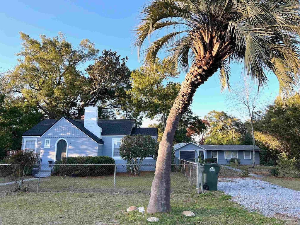 view of front of home featuring a front yard