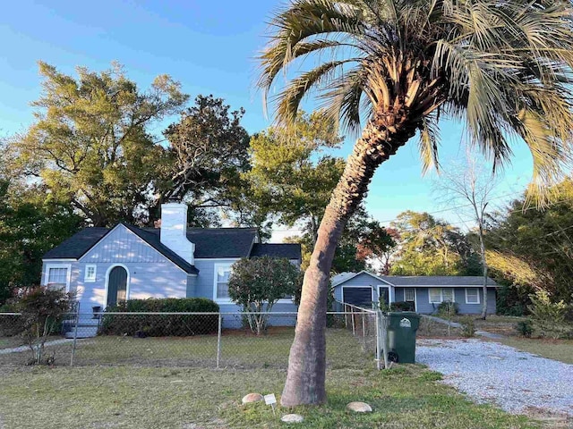 view of front of home featuring a front yard