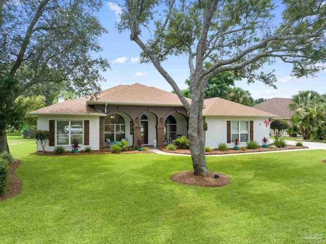 view of front facade featuring a front yard