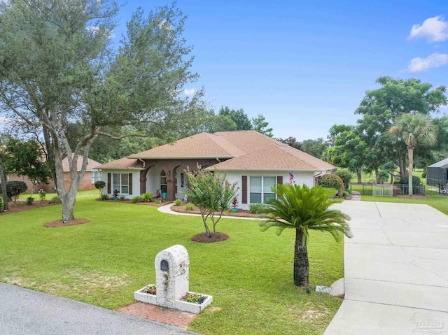 view of front of property featuring a front lawn