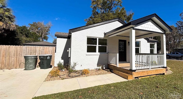 view of front facade featuring a wooden deck and a front lawn