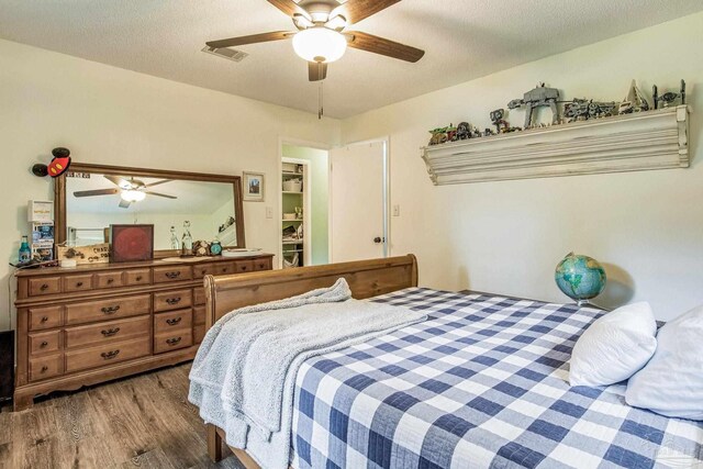 2519 Inda Ave, Pensacola, FL 32526 - bedroom featuring visible vents, a textured ceiling, a ceiling fan, and wood finished floors