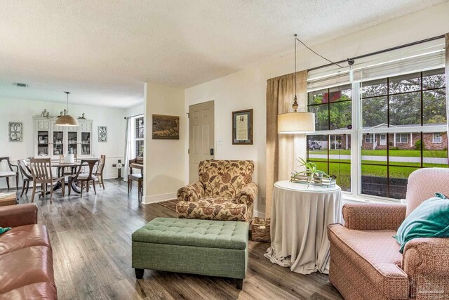 2519 Inda Ave, Pensacola, FL 32526 - living area featuring visible vents, a textured ceiling, baseboards, and wood finished floors