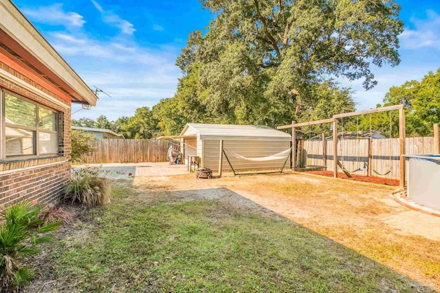 view of yard featuring a storage unit