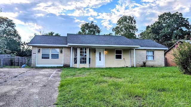 single story home featuring a front lawn