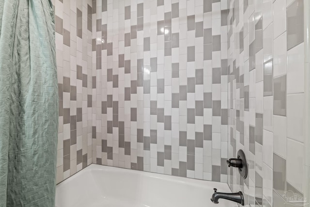 bathroom featuring tiled shower / bath combo