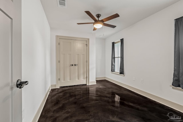 foyer featuring ceiling fan