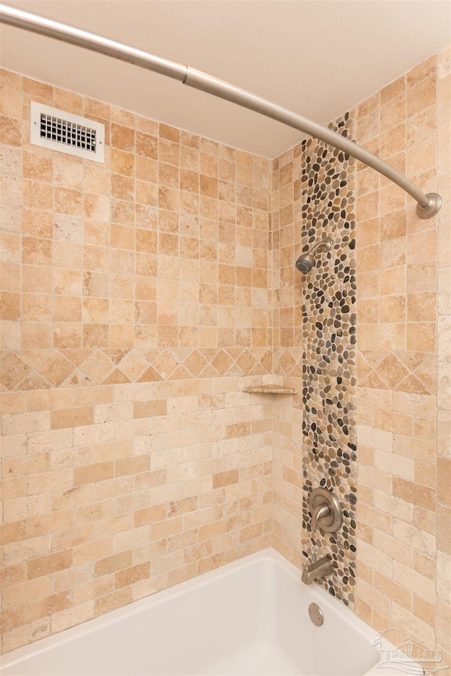 bathroom with tiled shower / bath combo