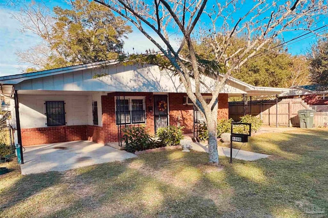 view of front of home featuring a front yard