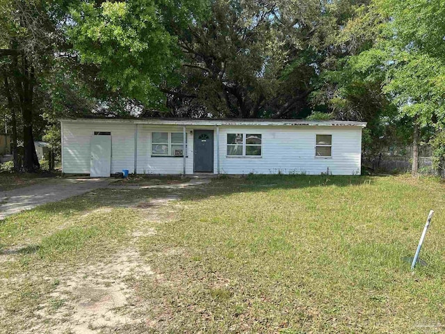 view of front of property featuring a front lawn