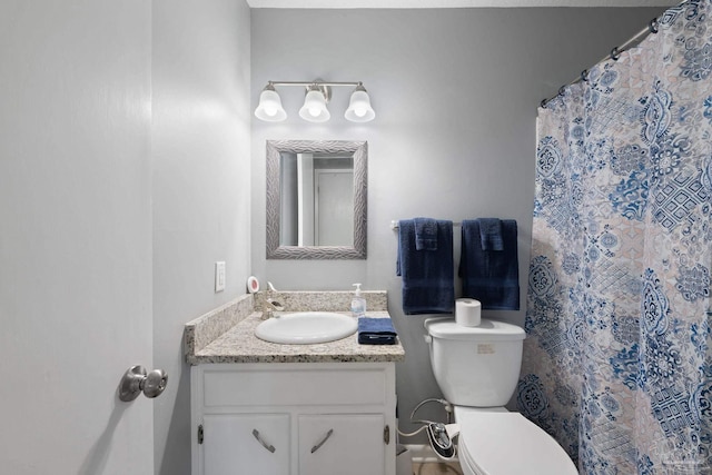 bathroom with a shower with shower curtain, vanity, and toilet