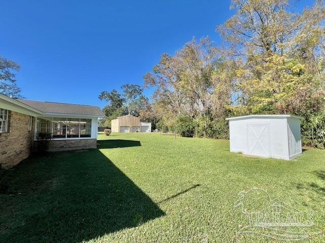 view of yard featuring a shed