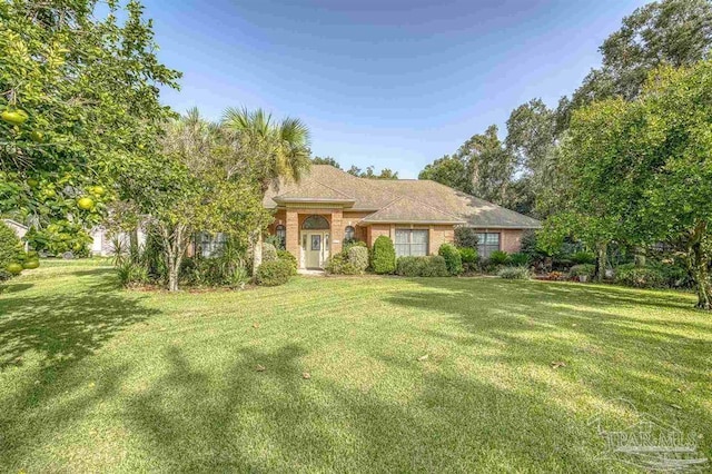 view of front facade featuring a front lawn