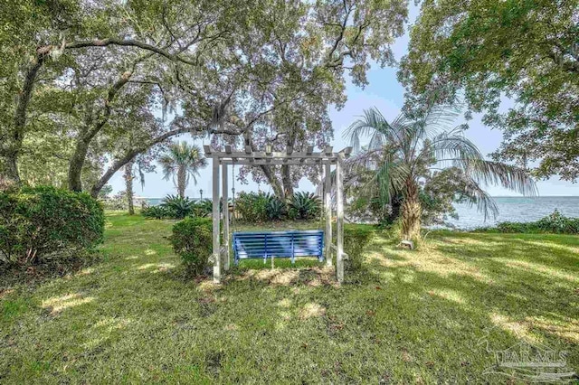 view of yard featuring a water view