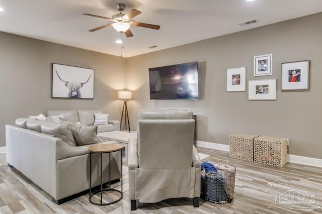 living area with visible vents, baseboards, a ceiling fan, wood finished floors, and recessed lighting