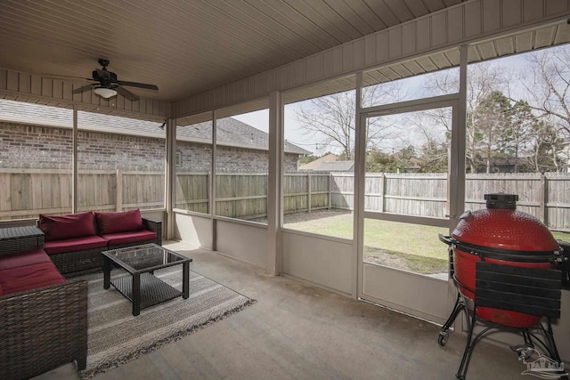 sunroom with ceiling fan