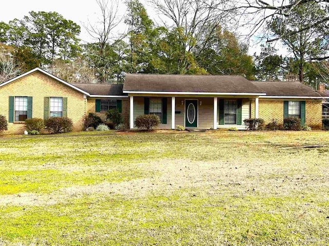 ranch-style house featuring a front yard