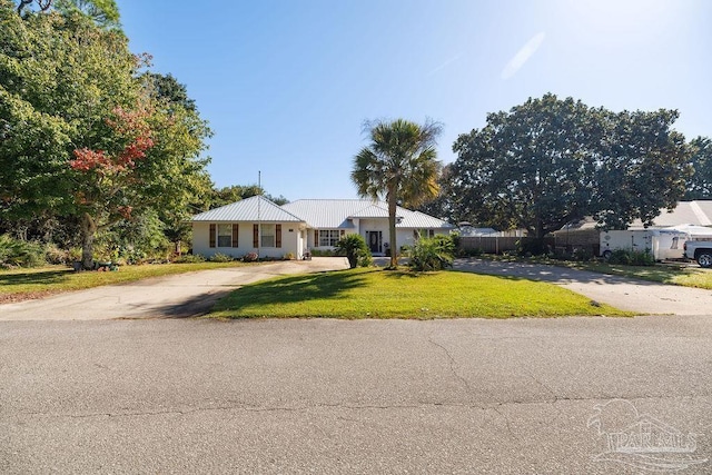 ranch-style house featuring a front lawn