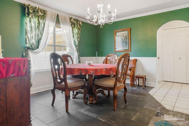 dining room featuring a notable chandelier and ornamental molding