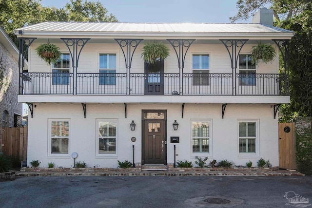 view of front of home featuring a balcony