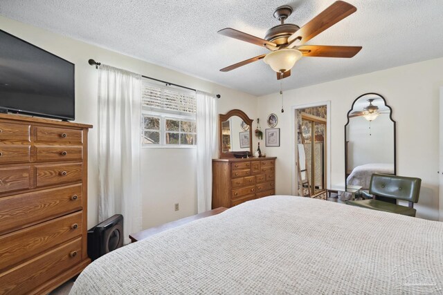 bedroom featuring ceiling fan and a textured ceiling