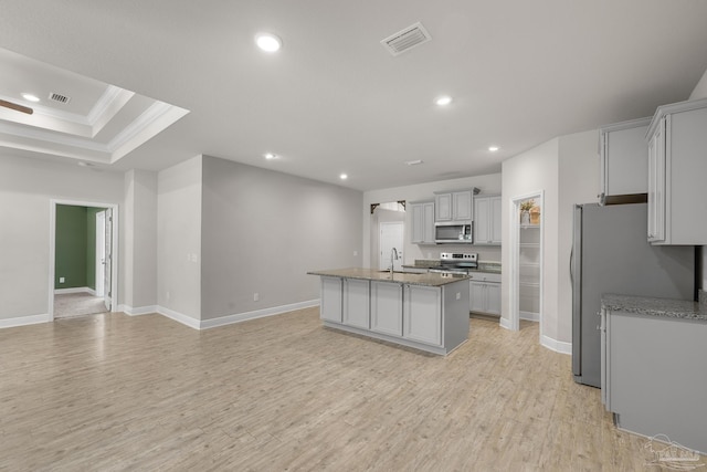 3526 Whitetail Ln, Pensacola, FL 32526 - kitchen featuring appliances with stainless steel finishes, a sink, recessed lighting, a kitchen island with sink, and light wood-style flooring