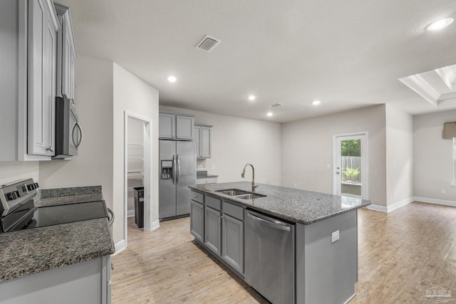 3526 Whitetail Ln, Pensacola, FL 32526 - kitchen with stainless steel appliances, a sink, gray cabinets, light wood-type flooring, and recessed lighting