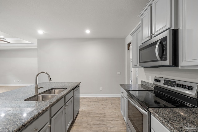 3526 Whitetail Ln, Pensacola, FL 32526 - kitchen featuring stainless steel appliances, a sink, gray cabinets, dark stone countertops, and baseboards
