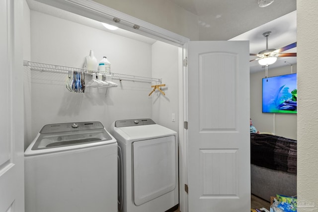 clothes washing area featuring laundry area, ceiling fan, and independent washer and dryer