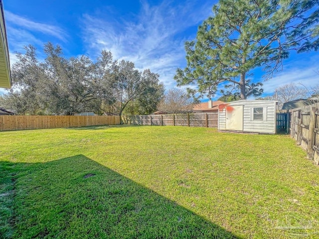 view of yard featuring a storage unit