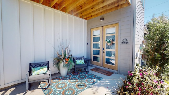 property entrance featuring a porch