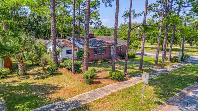 view of front of property featuring a front lawn